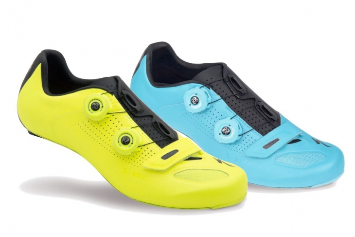 スペシャライズド S-WORKS ROAD SHOES TEAM COLOR(手前:チームイエロー/ブラック、奥:チームブルー/ブラック)