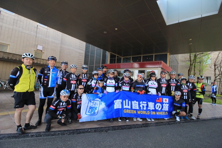 つるぎ恋月から富山自転車の旅に出発! 台湾のグループはどこでも旗を掲げて記念撮影です