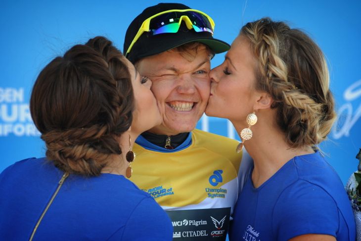 トムス・スクジンス(ラトビア、ヒンカピーレーシング)が祝福のキスを受ける