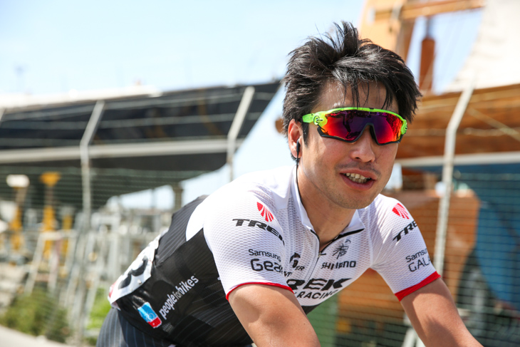 笑顔で出走サインに向かう別府史之(トレックファクトリーレーシング)