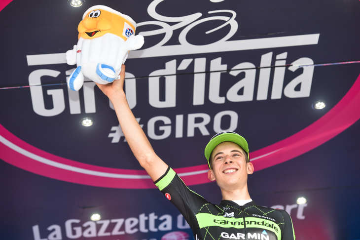 ステージ優勝を飾ったダヴィデ・フォルモロ(イタリア、キャノンデール・ガーミン)が表彰台に上がる