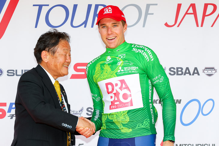 ステージ優勝し、個人総合、ポイント、新人賞各ジャージを獲得したブレントン・ジョーンズ(ドラパック プロフェッショナルサイクリング)