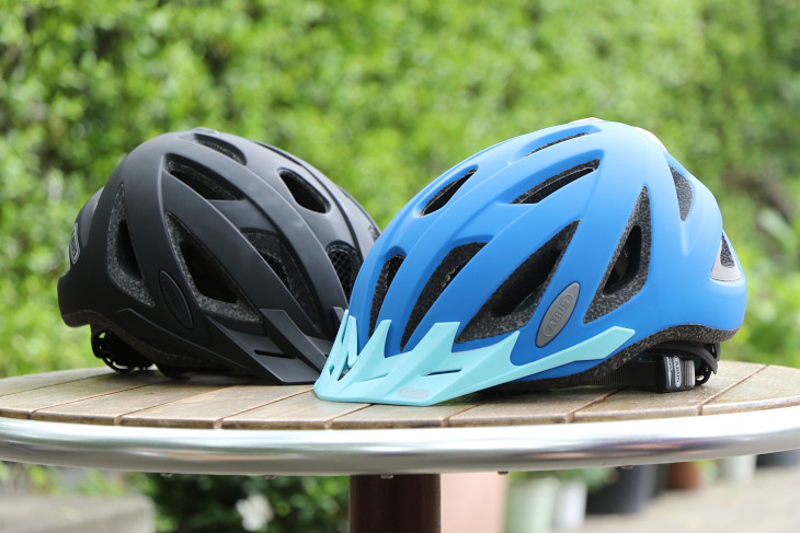 ABUS Urban-I v.2(左奥、VELVET BLACK)、Urban-I v.2 Neon(右手前、NEON BLUE)