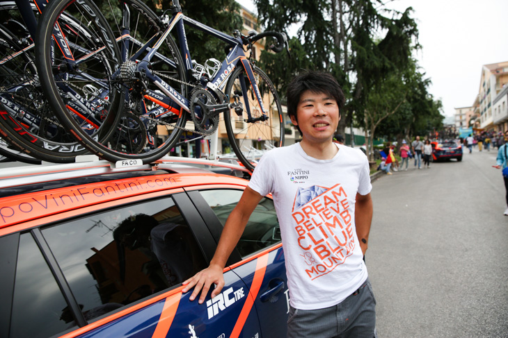 75km地点でリタイアし、フィニッシュ地点に戻ってきた石橋学(NIPPOヴィーニファンティーニ)