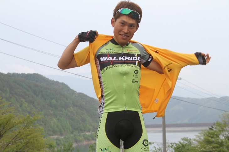 初日の総合リーダーとなった宇田川陽平(WALKRIDE)がイエロージャージに袖を通す