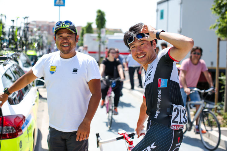 ティンコフ・サクソの宮島正典マッサーと別府史之(トレックファクトリーレーシング)