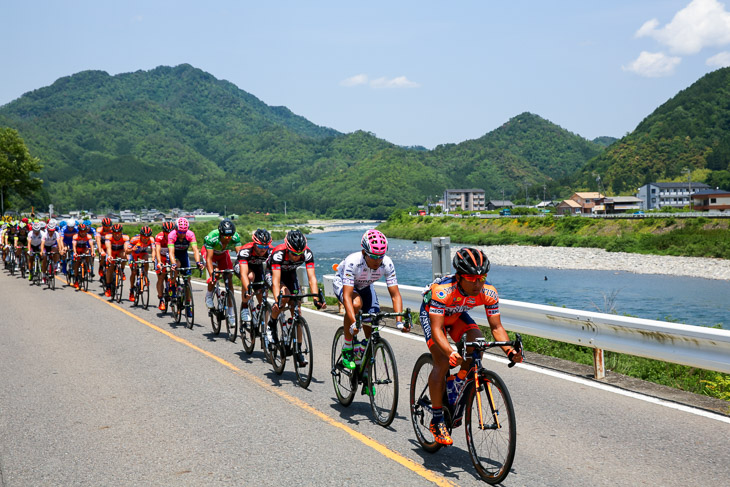 後半のメイン集団は山本元喜(NIPPO・ヴィーニファンティーニ)とフェン・チュンカイ(ランプレ・メリダ)が引く