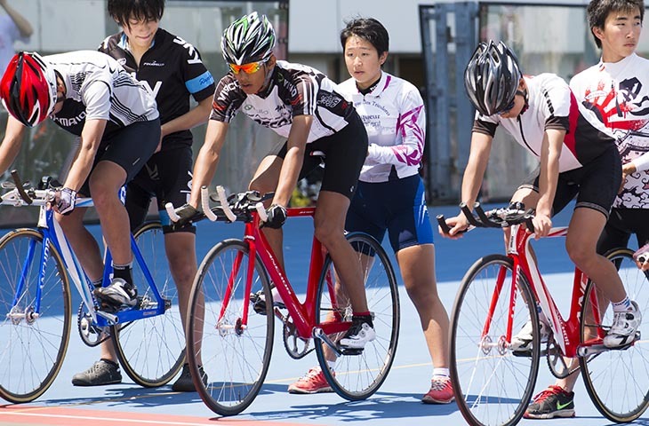 練習中、時にはホルダー(スタート時に後ろで自転車をおさえる係)をやる事も