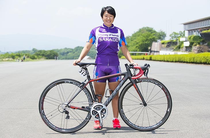 梶原悠未(筑波大付属坂戸高校) ロードで使用するFELT F2と共に