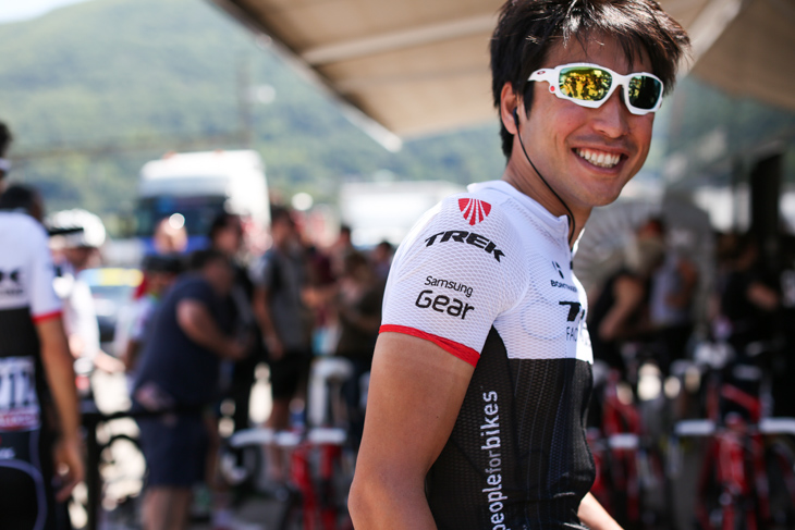 笑顔で第18ステージを迎える別府史之(トレックファクトリーレーシング)