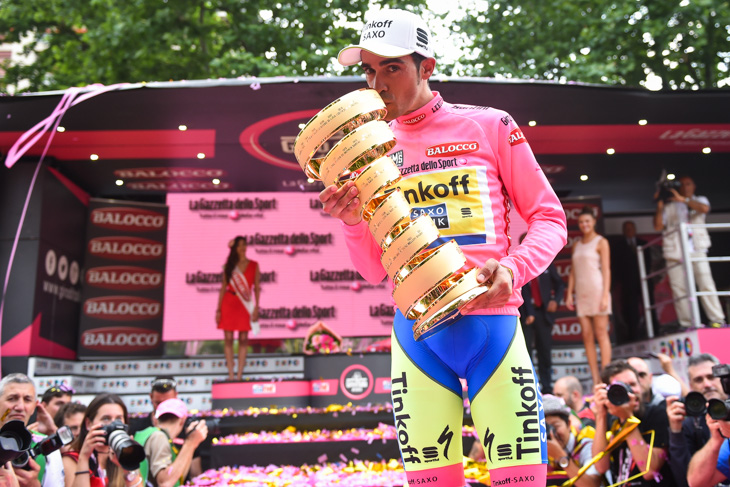 ジロ・デ・イタリア優勝トロフィーにキスするアルベルト・コンタドール(スペイン、ティンコフ・サクソ)