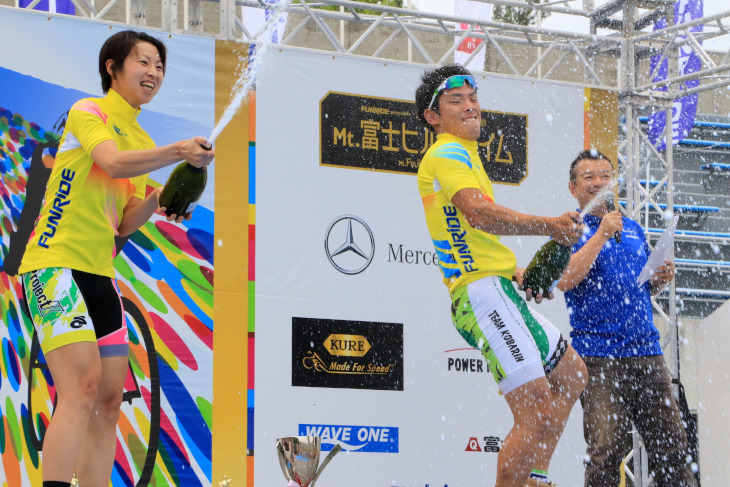 中村龍太郎と佐藤咲子が盛大にシャンパンファイト!