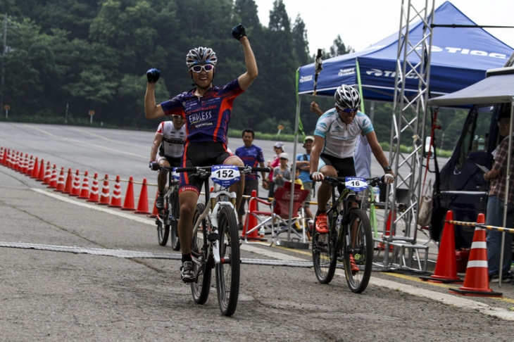 ジュニアの竹内遼(WESTBERG/ProRide J)がエリートの平野星矢(ブリヂストンアンカー)を交わし優勝!