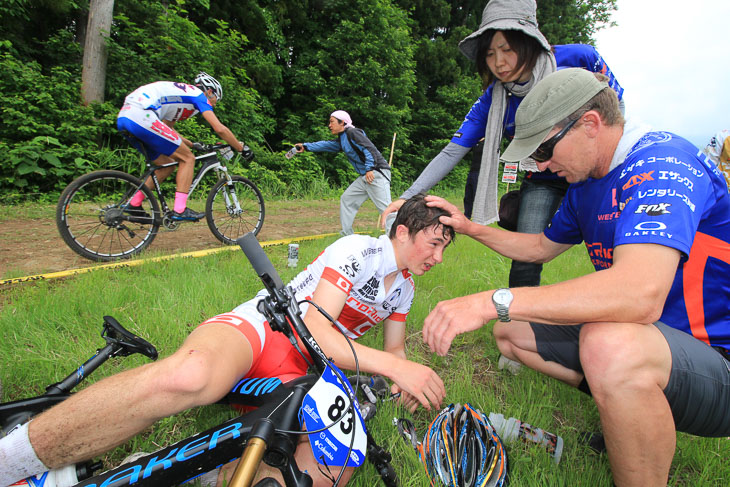 男子ユースはトップを走っていた日本チャンピオンの北林力(WESTBERG/ProRide J)が熱中症で倒れ、棄権した