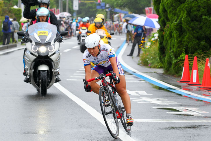 女子ジュニア アジアチャンピオンジャージを着た梶原悠未(筑波大坂戸高)が独走