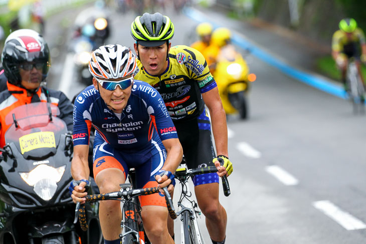 U23 最終周回、アタックした小石祐馬(CCT p/b チャンピオンシステム)と新城雄大(那須ブラーゼン)