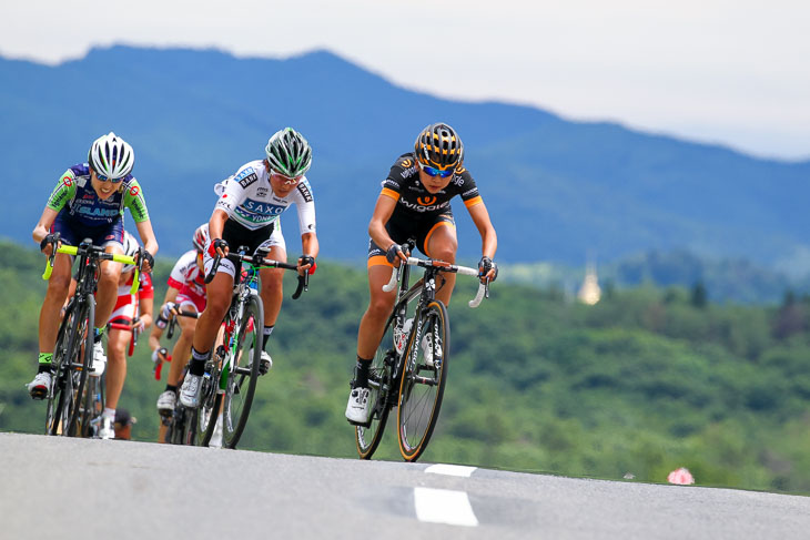 WE 8周目、萩原麻由子(Wiggle HONDA)が上りで仕掛ける