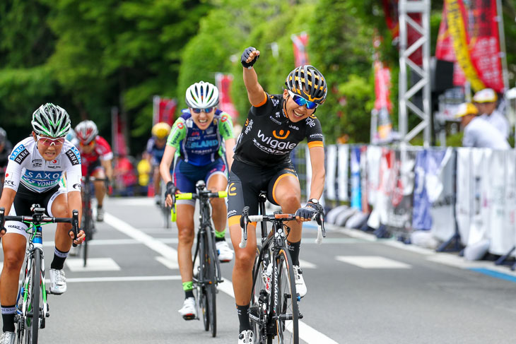 WE 連覇達成の萩原麻由子(Wiggle HONDA)、笑顔がこぼれる