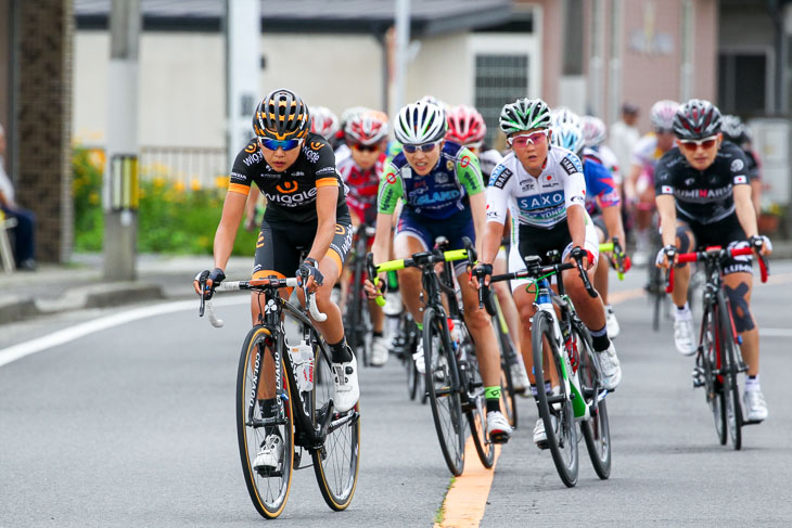 WE 6周目、萩原麻由子(Wiggle HONDA)が仕掛けて蛇行する集団