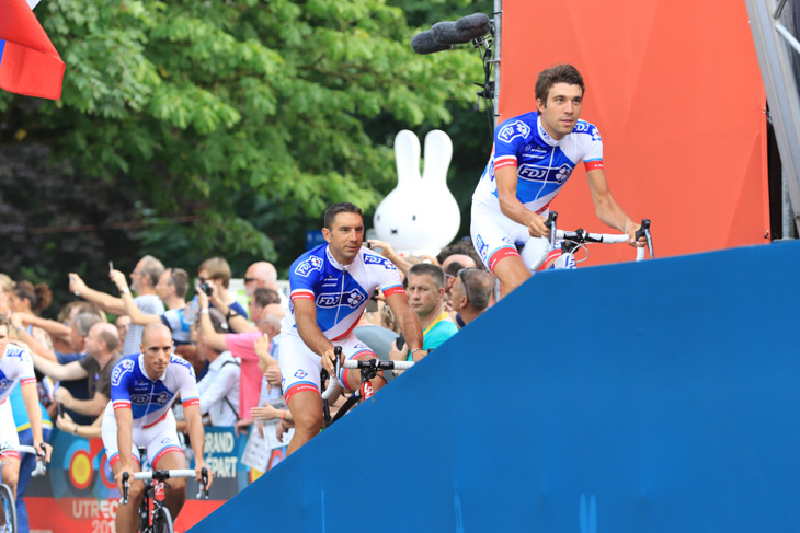 ミッフィーに見守られて登壇するティボー・ピノ(FDJ.fr)