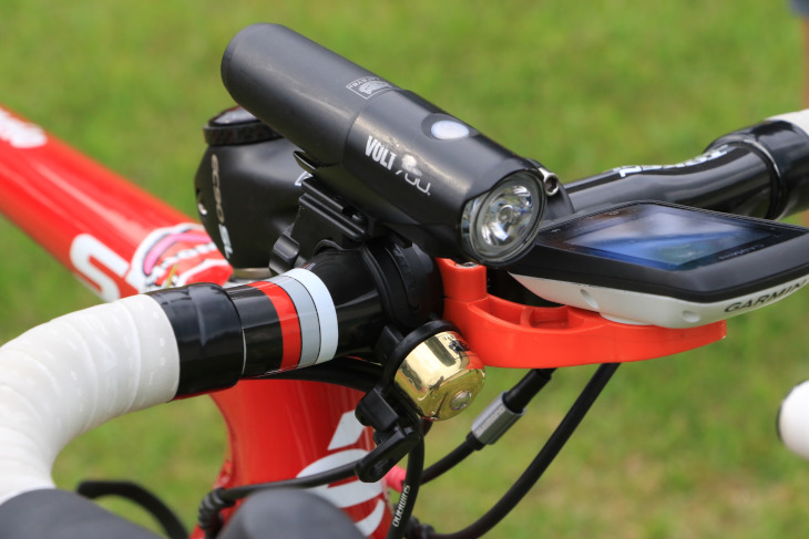 使い込まれたキャットアイVOLT700や、ベルなど普段使いを感じさせるパーツが装着されている