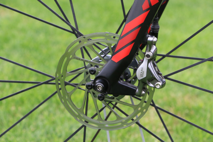 スラム Forceの油圧ディスクブレーキを搭載。フォークはCX01専用品だ