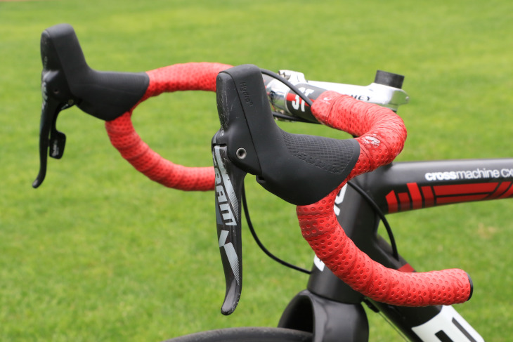 油圧ディスクブレーキに対応するスラム Force CX1を使用
