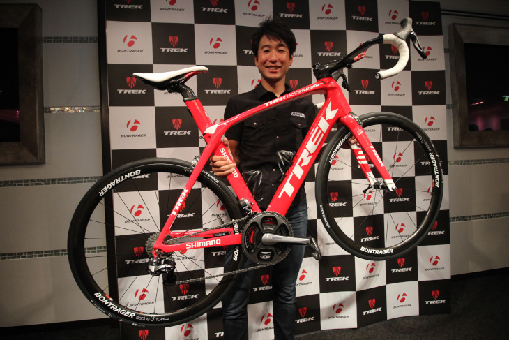 自身の新型Madoneを持つ別府史之(トレックファクトリーレーシング)