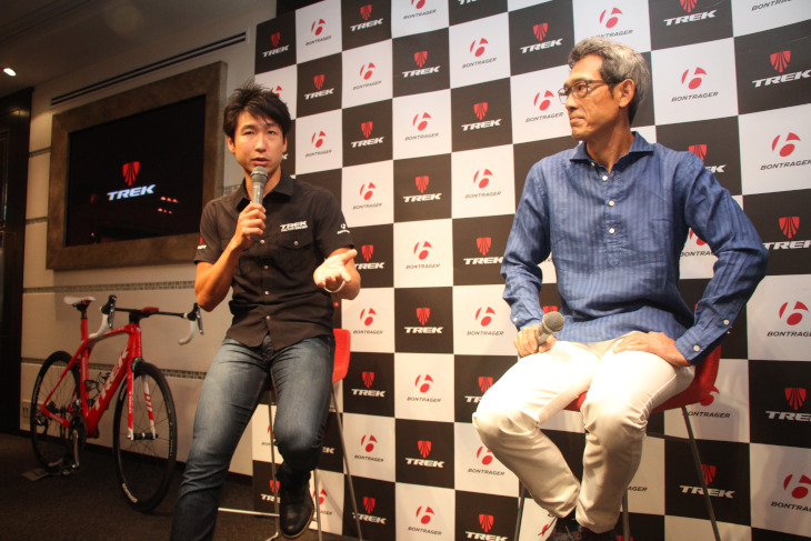 発表会では別府史之(トレックファクトリーレーシング)と俳優の鶴見辰吾さんによるトークショーが開催された