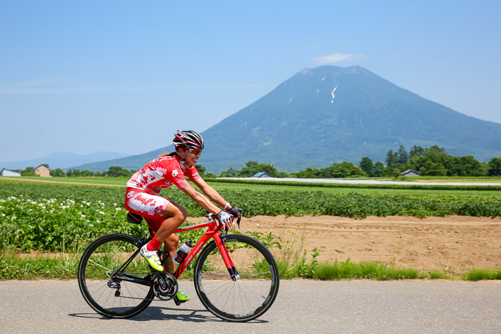 取材中、ニセコクラシックのコースを試走する米田和美(Ready Go JAPAN)選手を発見。北海道出身の選手だ