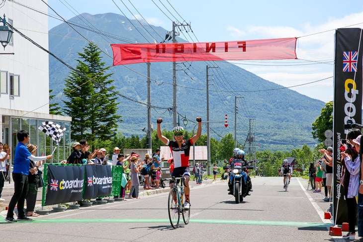 2015年大会、140km優勝のチェム・ドウワイ(GRCC)。平均時速は33.41km