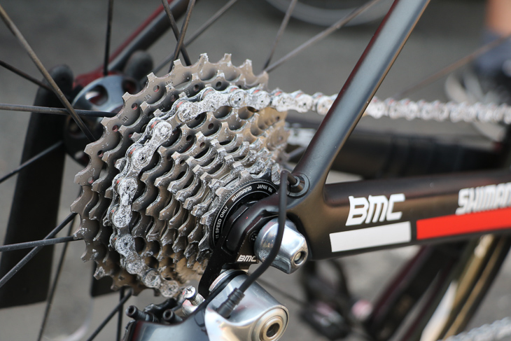 ティージェイ・ヴァンガーデレン(アメリカ、BMCレーシング)のバイクに取り付けられたUFOチェーン。純正品をベースとしていることから信頼性が高い