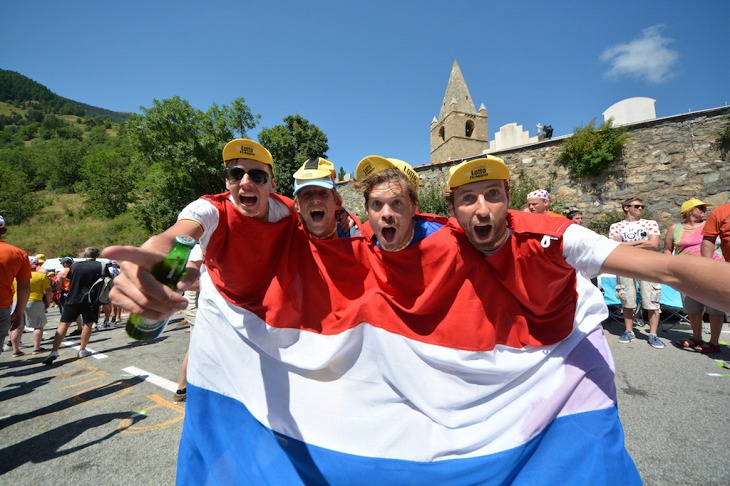 オランダ国旗の中に4人が入っている。裏から見てもオランダだ。ひいきはヘーシンク?