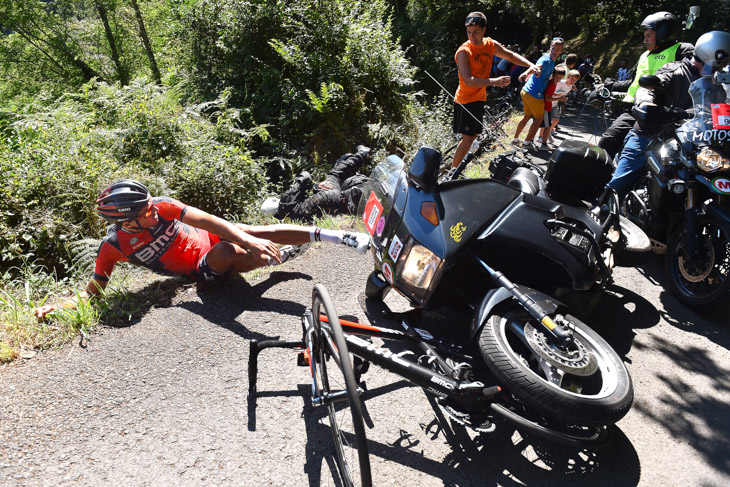 バイクとの接触事故に巻き込まれたグレッグ・ファンアフェルマート(ベルギー、BMCレーシング)