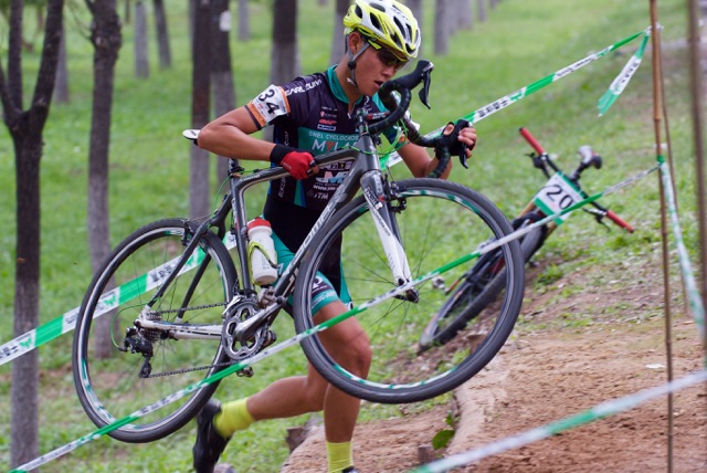 37位でフィニッシュした金子楓(SNEL CYCLOCROSS TEAM)