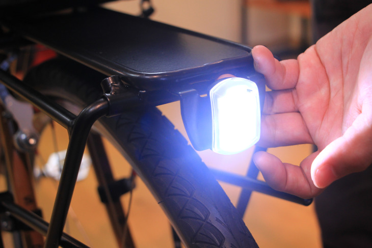 1つで白と赤どちらも発行する2'FER FRONT OR REAR LIGHT