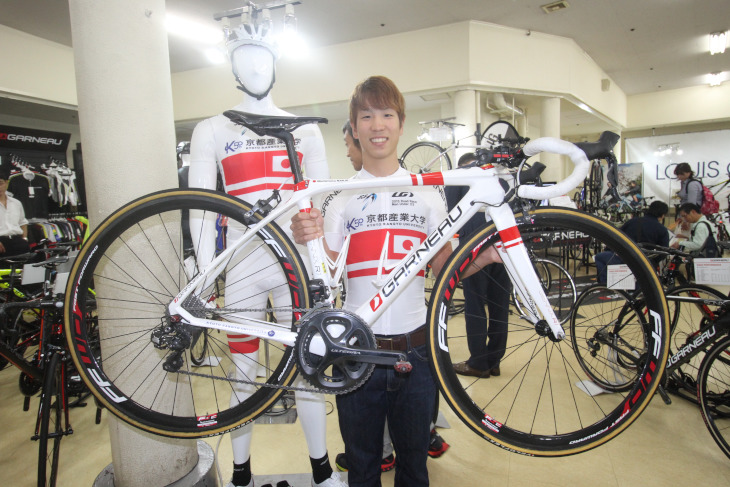 ロードU23全日本王者の中井路雅選手(京都産業大)と組み上がったばかりというナショナルチャンピオン仕様のガノーGennix R1