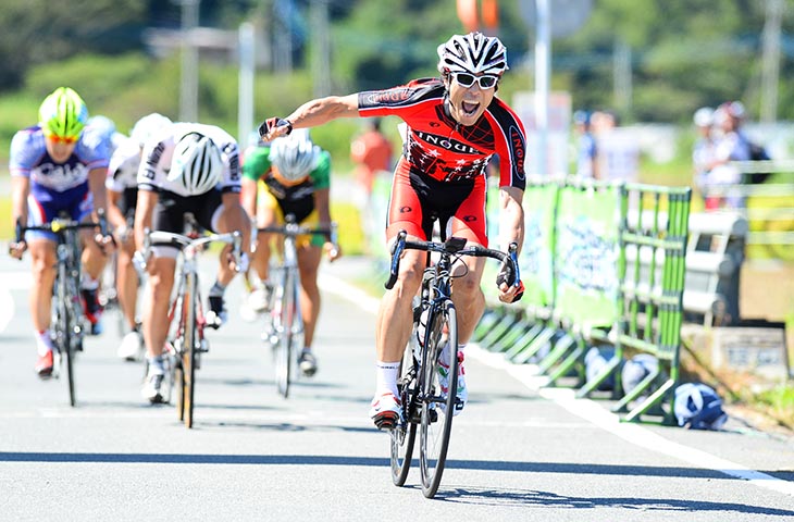 市民レーサーA スプリント勝負を制した井上善裕(INOUE RACING CYCLE)
