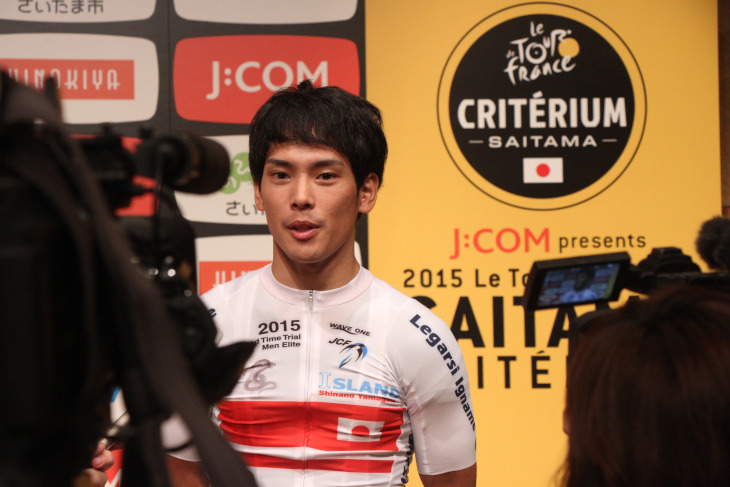 TV局のインタビューを受ける中村龍太郎(イナーメ信濃山形)