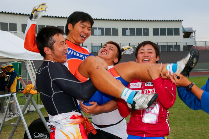 成年男子スプリント 対戦相手から祝福される優勝した橋本凌甫(和歌山県)