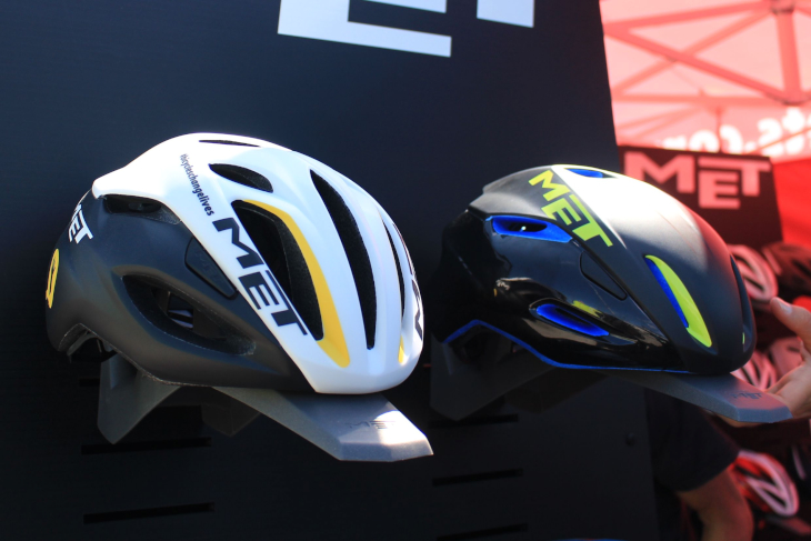 メット初のエアロヘルメットRIVALE(手前)とMANTA(奥)