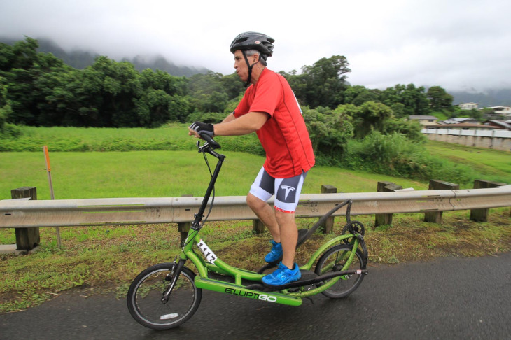 足踏みで前に進む変わり種自転車のライダーも100マイルチャレンジ中でした