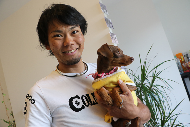 愛犬の小輪(コリン)と新城幸也(ユーロップカー)
