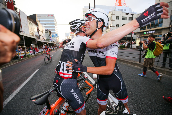 モレマに祝福される別府史之(トレックファクトリーレーシング)