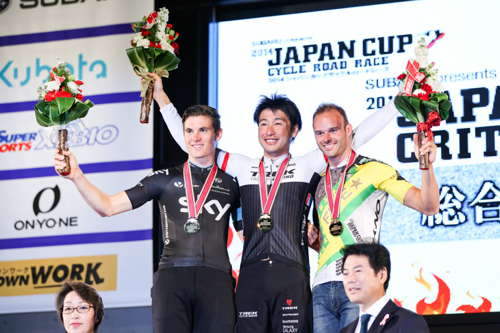 2位ベン・スウィフト(チームスカイ)、1位別府史之(トレックファクトリーレーシング)、3位スティール・ヴォンホフ(クリテリウムスペシャルチーム)