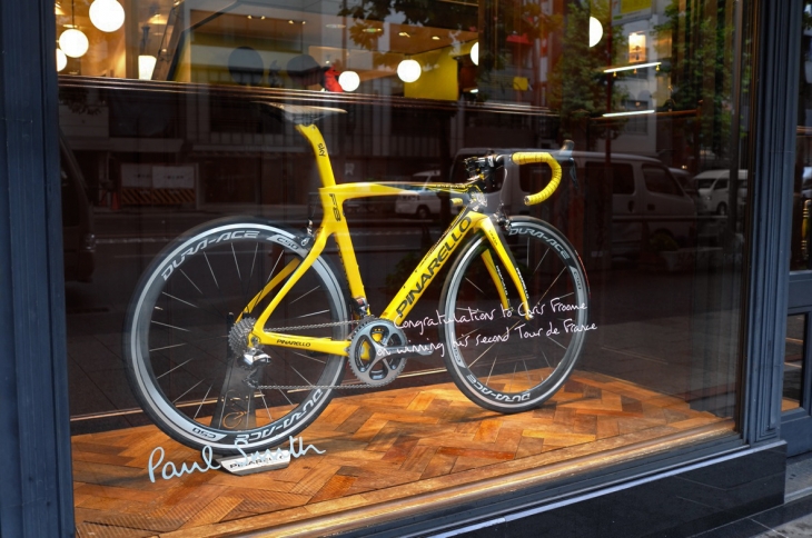 ピナレロ DOGMA F8 ツール優勝記念バイクが展示される