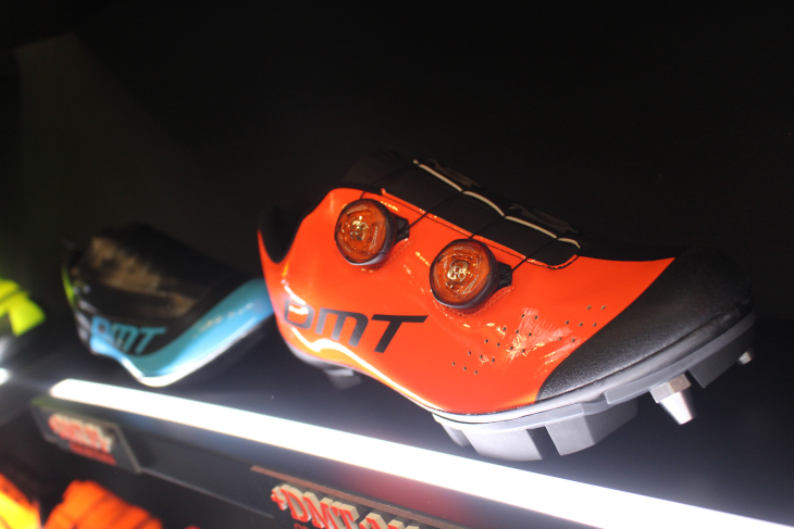 MTBクロスカントリー用やトラック用(奥)もラインアップされる