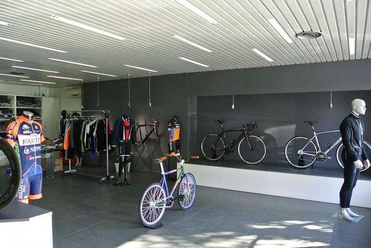 入り口を入って右手には、デローザや姉妹ブランドのMilanino(ミラニーノ)が展示されている。ウエアの販売スペースもある