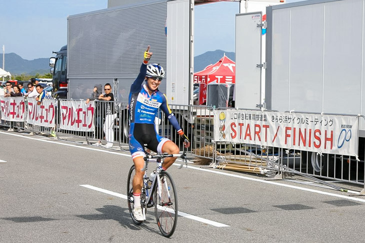 秋きらら浜 E2クラスタ 独走優勝の河内一晟(VICTOIREしまなみ)