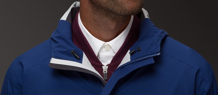 Rapha Hooded Rain Jacket シャツなどとのコーディネートにもぴったりだ